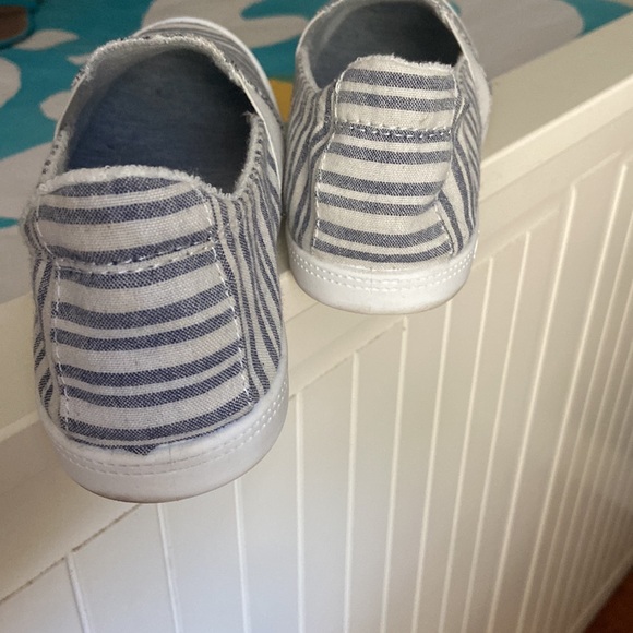 Women’s slip on sneaker. - Picture 2 of 5